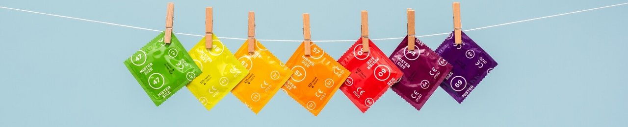 Prezervative Mister Size de diferite dimensiuni pe o linie