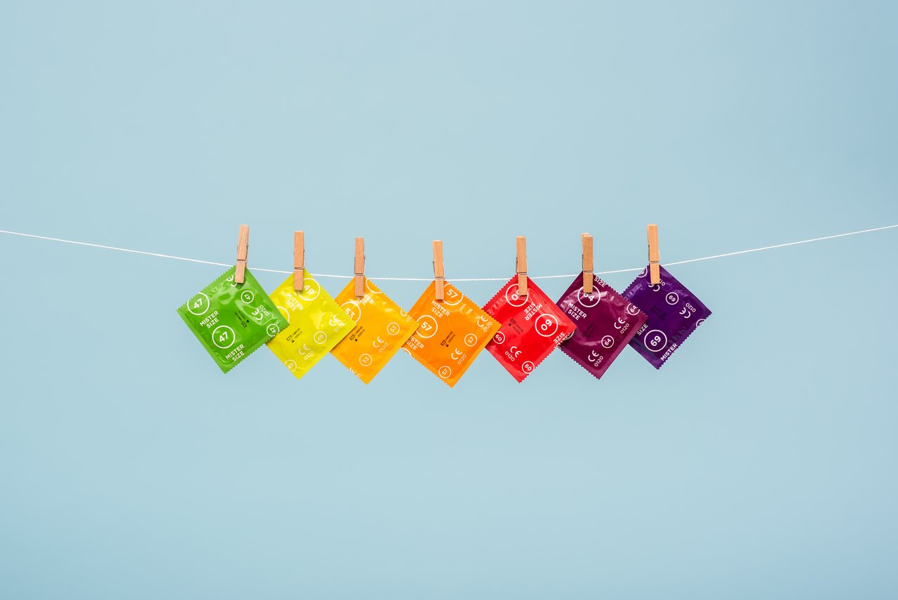 7 mărimi diferite de prezervative de la Mister Size pe sârmă de rufe