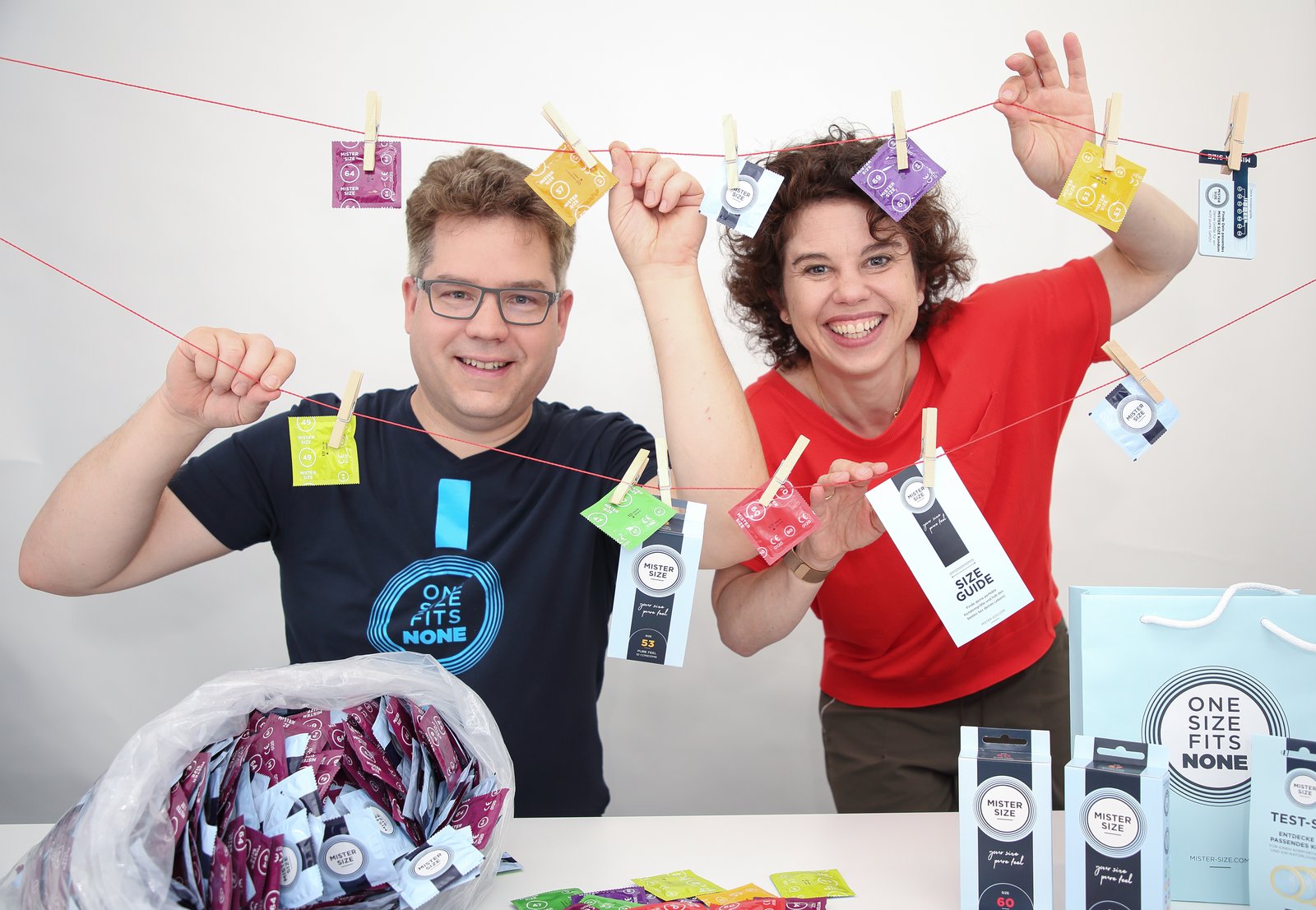 Jan și Eva Krause, directori generali ai Vinergy GmbH, cu prezervativele Mister Size