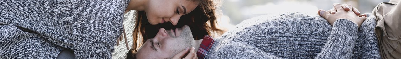 Banner sărutând cuplu