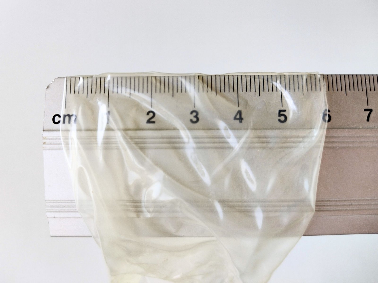 Lățimea nominală a unui prezervativ măsurată cu o riglă